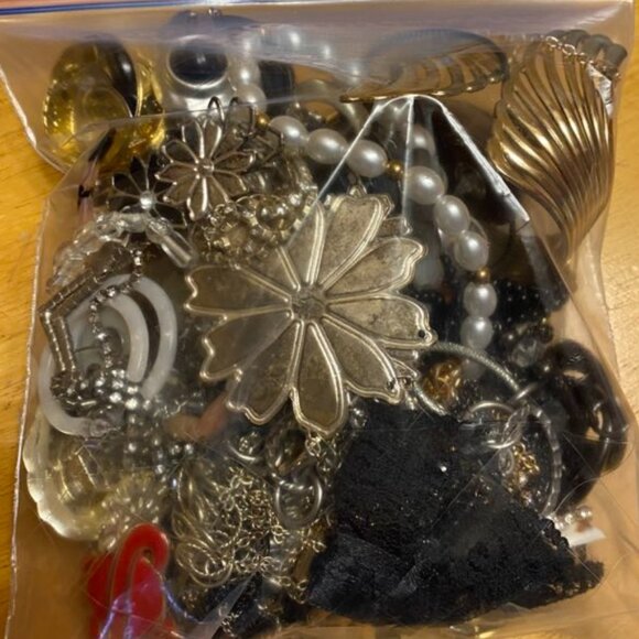 Mystery Lot of Wearable Costume Jewellery 1.5 lbs - Picture 1 of 2